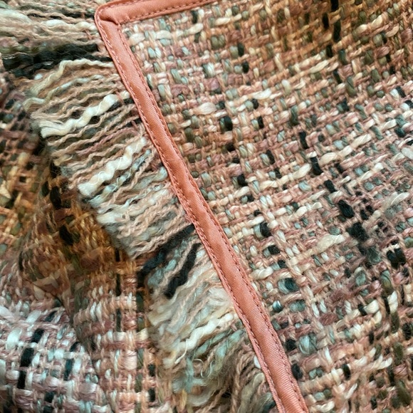 FINAL PRICE PRIOR TO DONATION 
Boucle tweed jacket pink grey - Picture 2 of 3